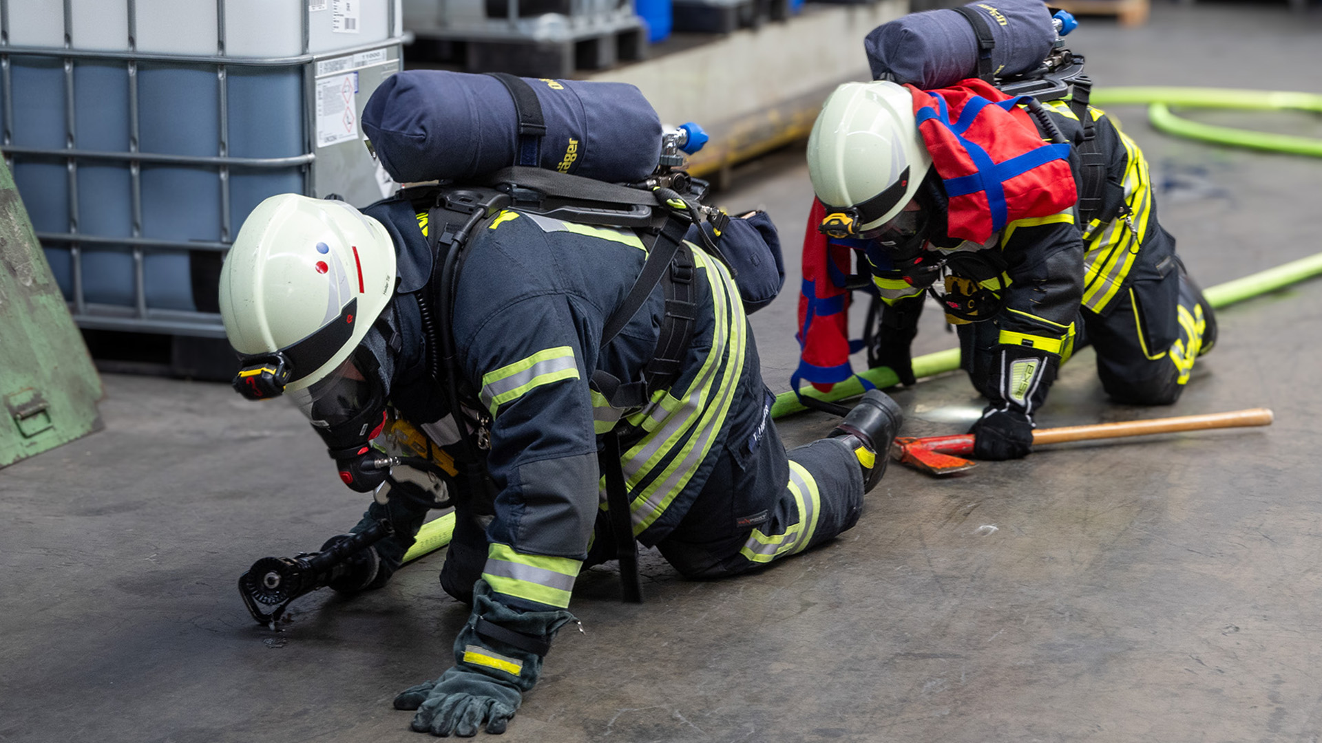 Mit Atemschutzmasken ausgestattet arbeiten sich die Rettungskräfte im Kriechgang zur Unfallstelle 