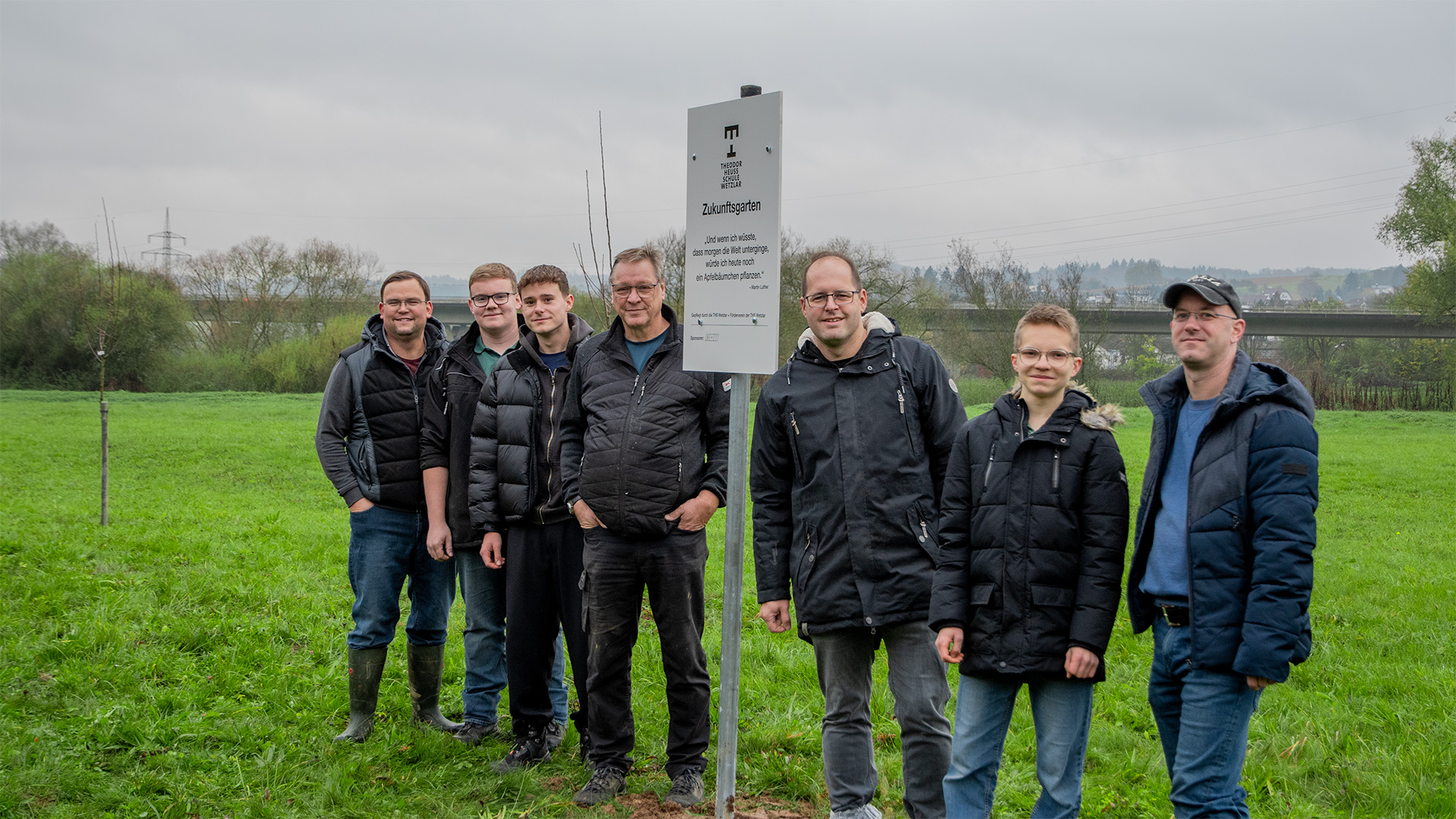 Ein Gruppenfoto im Zukunftsgarten nach getaner Arbeit