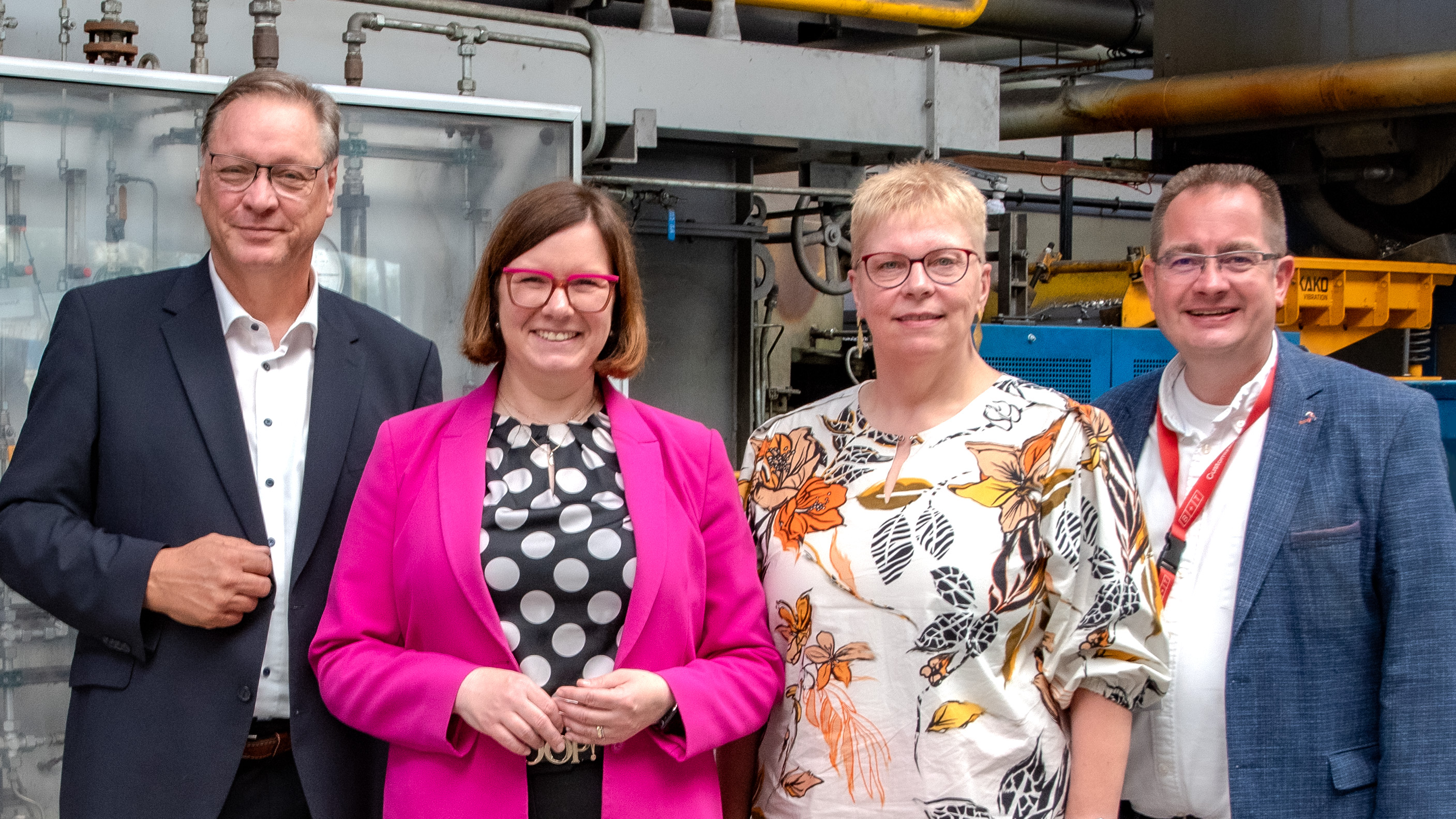 Gruppenfoto in der Galvanik mit Frank Benner, Manuela Strube, Prof. Dr. Erdmuthe Meyer zu Bexten und Frank Steinraths