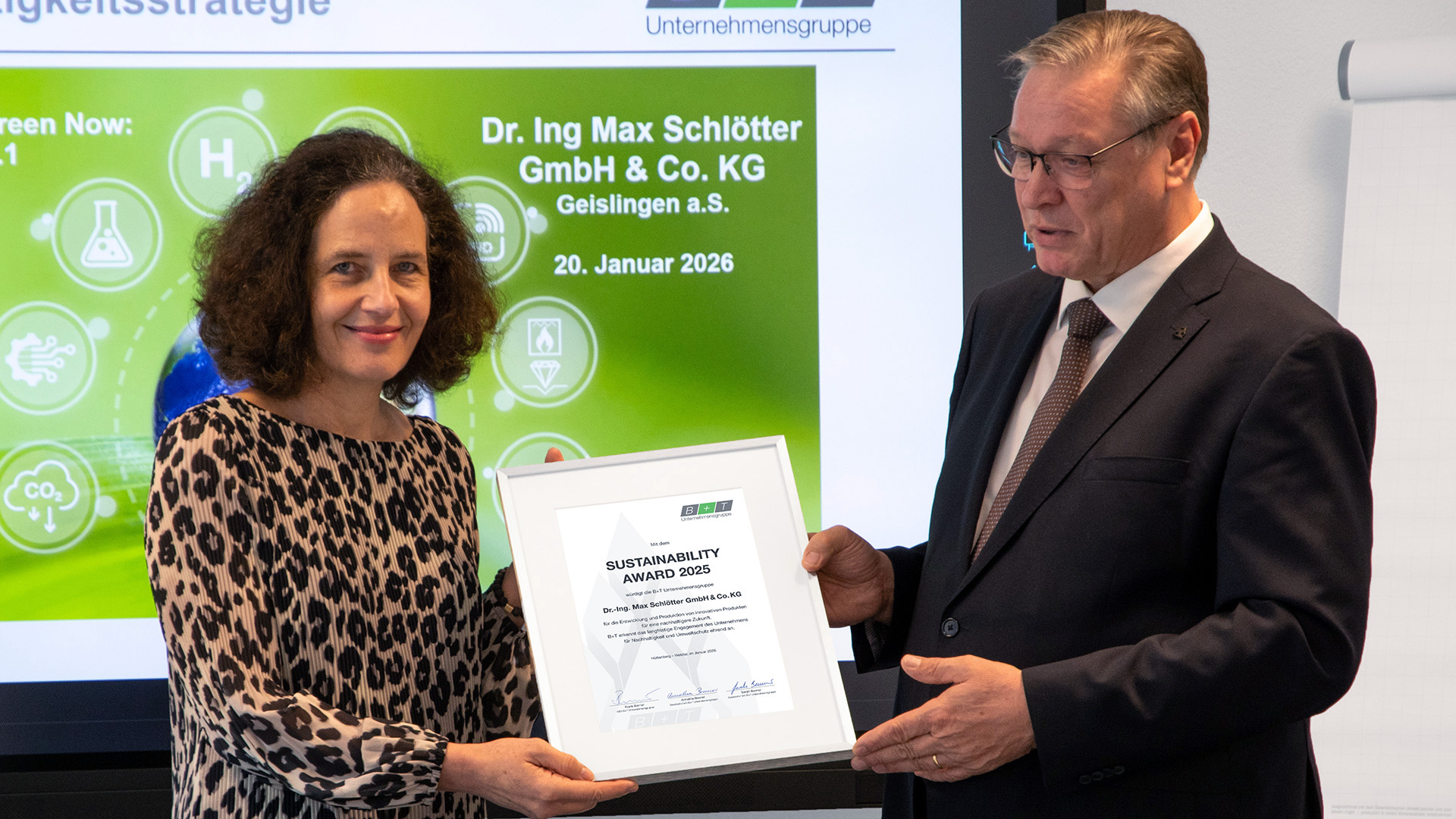 Frank Benner übergibt den Preis an Frau Dr. Geldbach, Firma Schlötter.