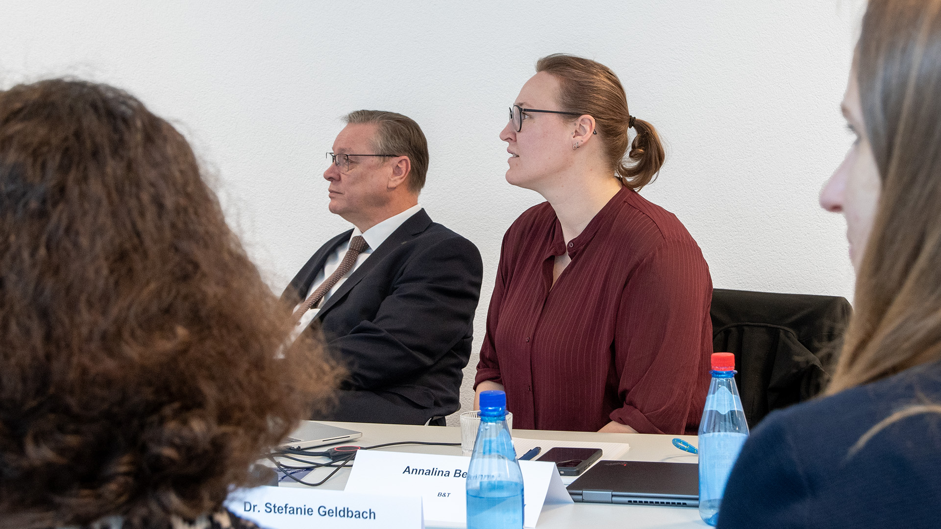 Annalina Benner präsentiert die Nachhaltigkeitsbemühungen der B+T Unternehmensgruppe.