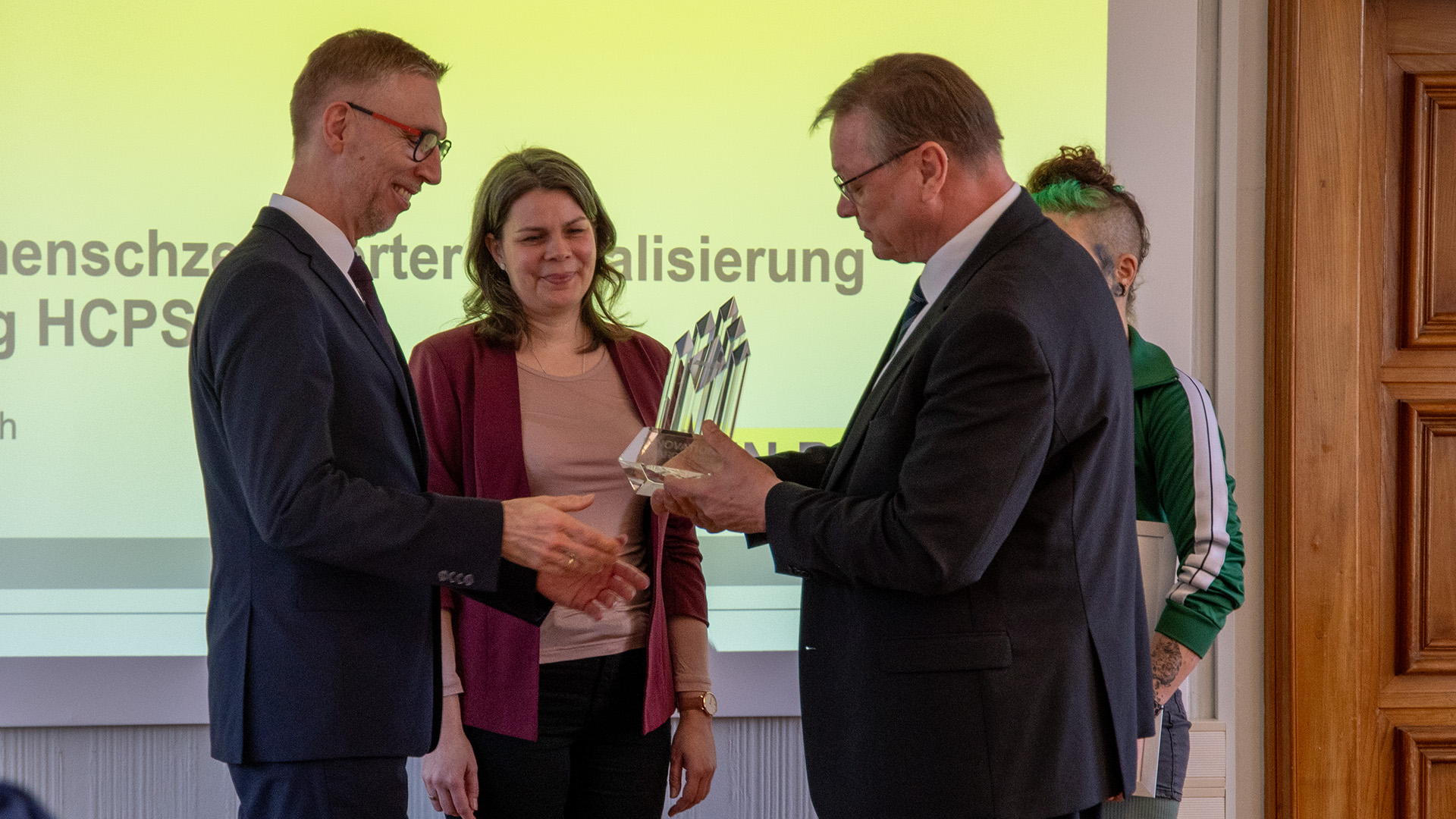 Frank Benner überreicht den Award.