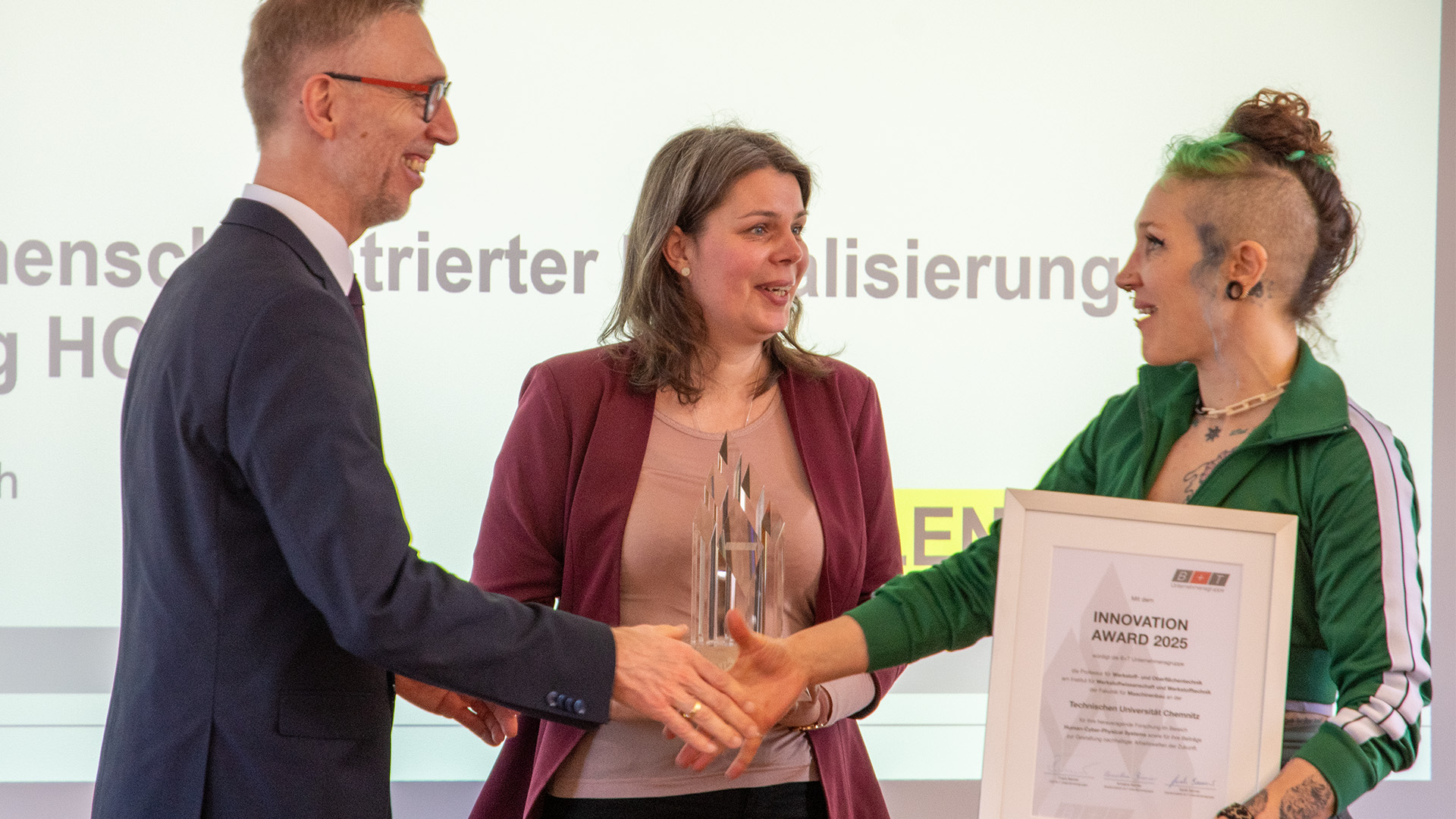 Sarah Benner überreicht die Urkunde.