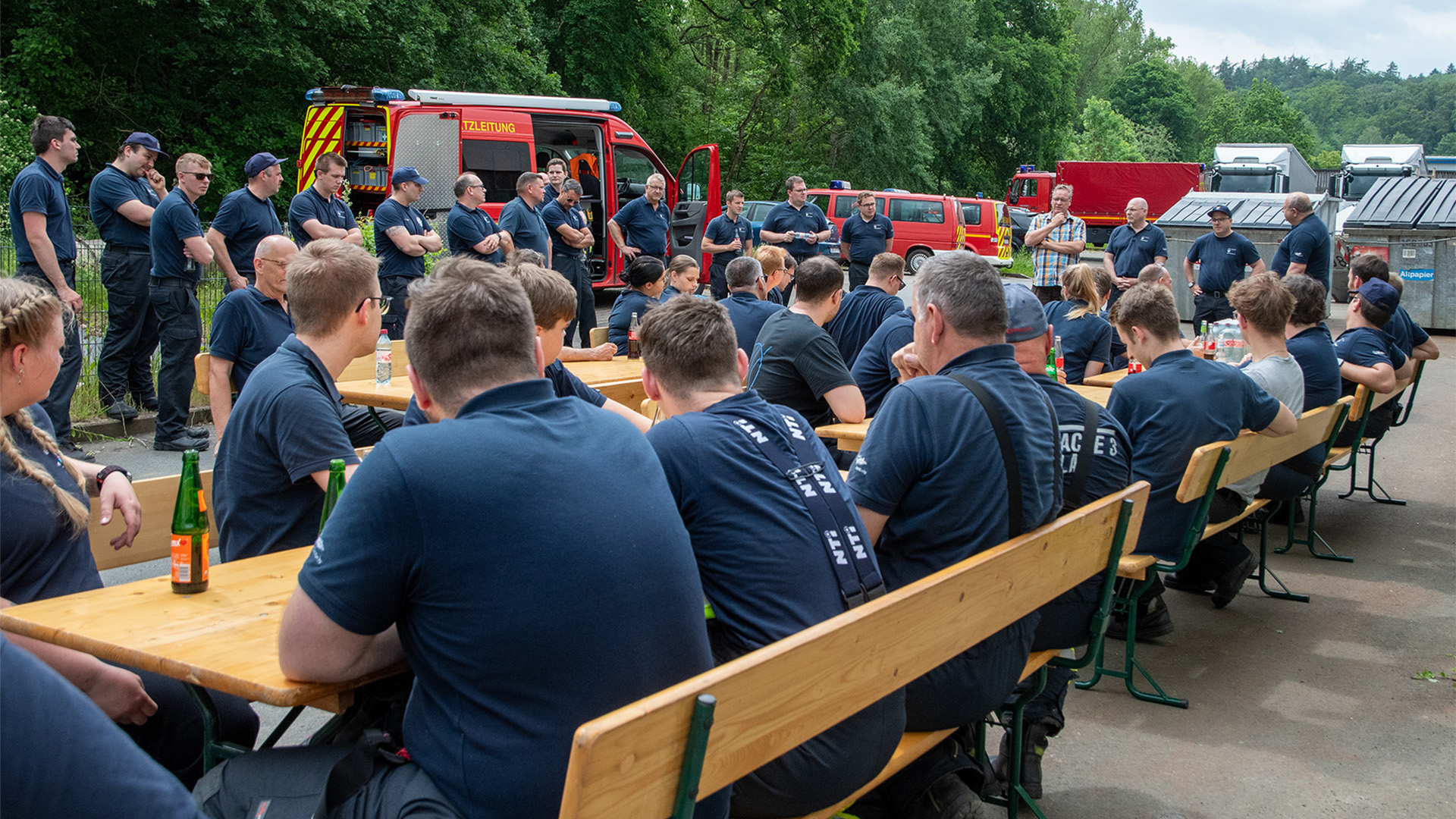 Organisatoren und Einsatzleiter bei der Ansprache der vielen Freiwillen